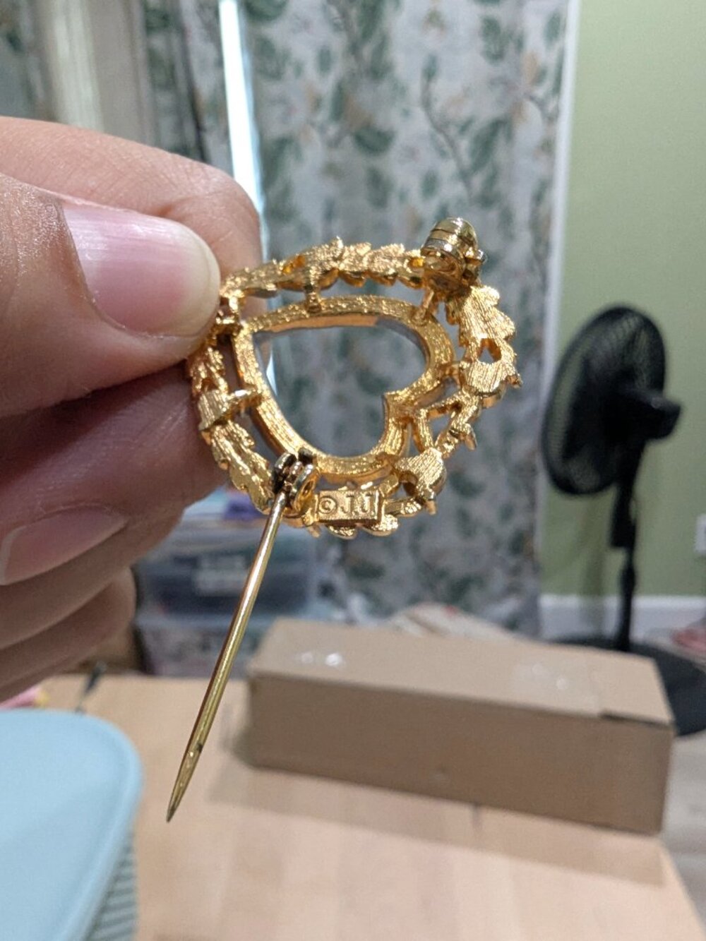 Vintage JJ Trifari Style "Dearest" Gold Heart Wreath Brooch - Picture 3 of 3